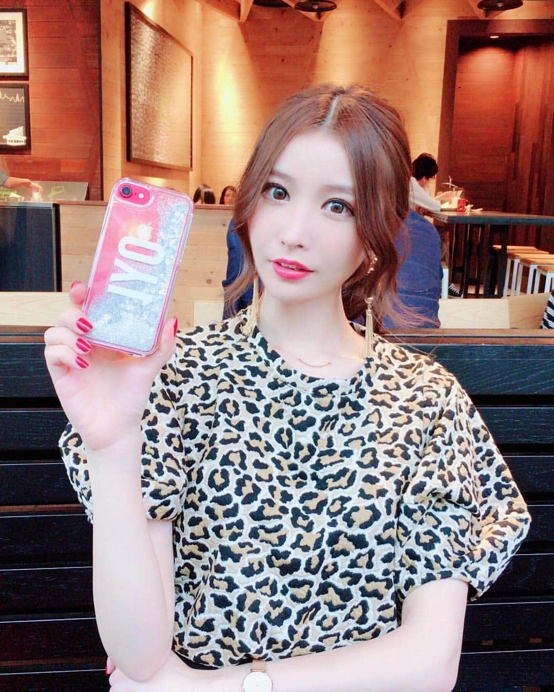 吉見衣世さんのインスタグラム写真 - (吉見衣世Instagram)「ボロボロだったiPhoneケース やっと変えたー🤣 ・ ・ @re__id のiPhoneケース📱❤️ ・ ・  可愛いすぎてずっと眺めてる🙈✨ ・ ・ みんなお揃いにしよー😊💕 ・ ・ #re_id #リーアイディー #オリジナルiPhoneケース #アイフォンケース #世界にひとつだけのiPhoneケース」9月13日 17時50分 - iyori_nu