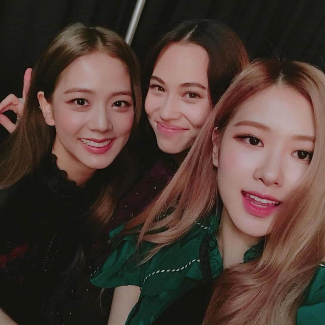 水原希子 さんのインスタグラム写真 - (水原希子 Instagram)「Heyy girls 👯‍♀️💕 💖@roses_are_rosie & @sooyaaa__ 💖 it was so nice meeting you at @coach 🐶❣️」9月13日 17時55分 - i_am_kiko