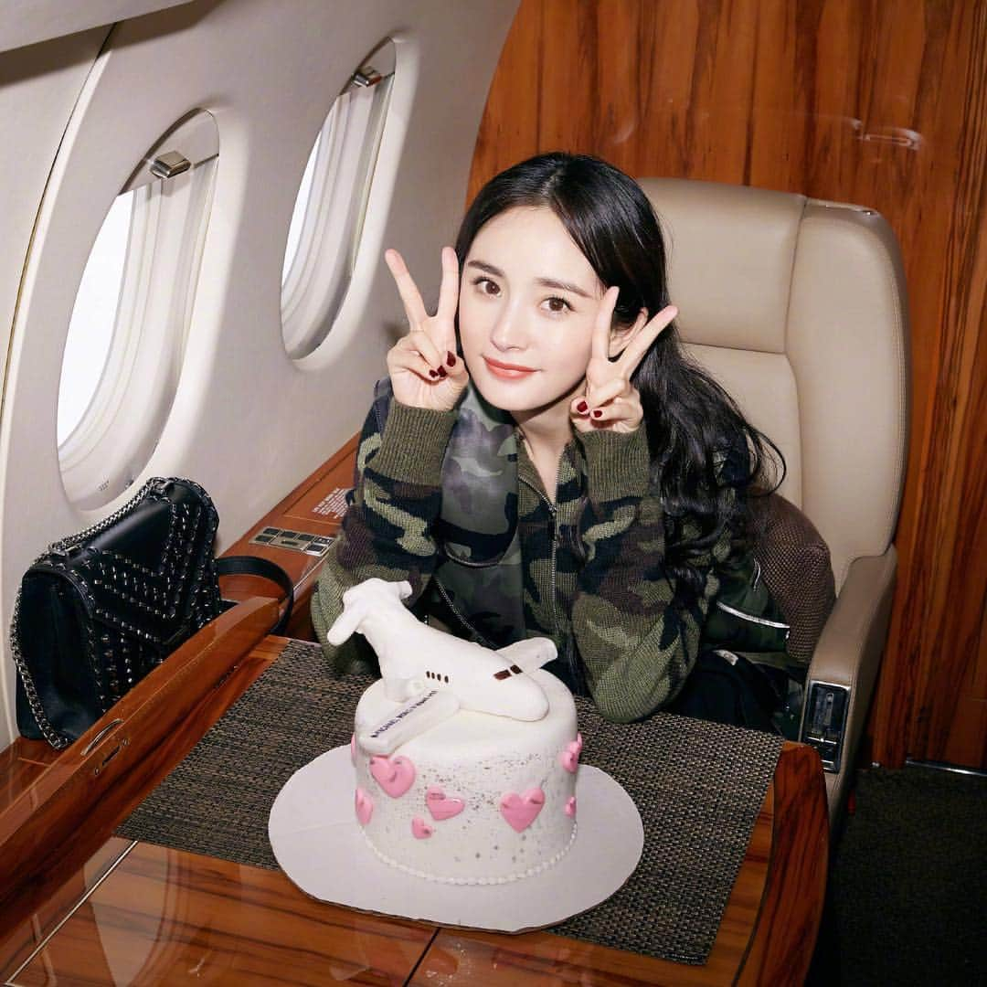 ヤン・ミー（Yang Mi）のインスタグラム：「Happy Birthday to #yangmi🎂From NYC🇺🇸 to Toronto🇨🇦 #冪冪 生日快乐 #mimi #楊冪 #冪冪 #大幂幂 #大冪冪 #michealkors」