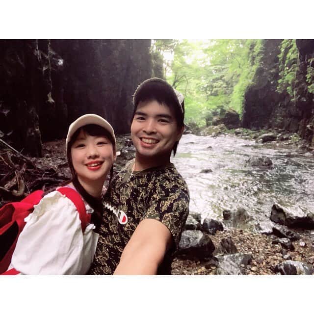 井上梨奈のインスタグラム：「2018.9.10&11 ながちゃんと蒜山旅行❤️ 夏休みに美和優子と行った不動滝へ行ってみた💕 #岡山 #蒜山 #蒜山高原 #不動滝 #森 #山 #マイナスイオン #空気が新鮮 #晴れてよかった ながちゃん運転ありがとう💕✨」