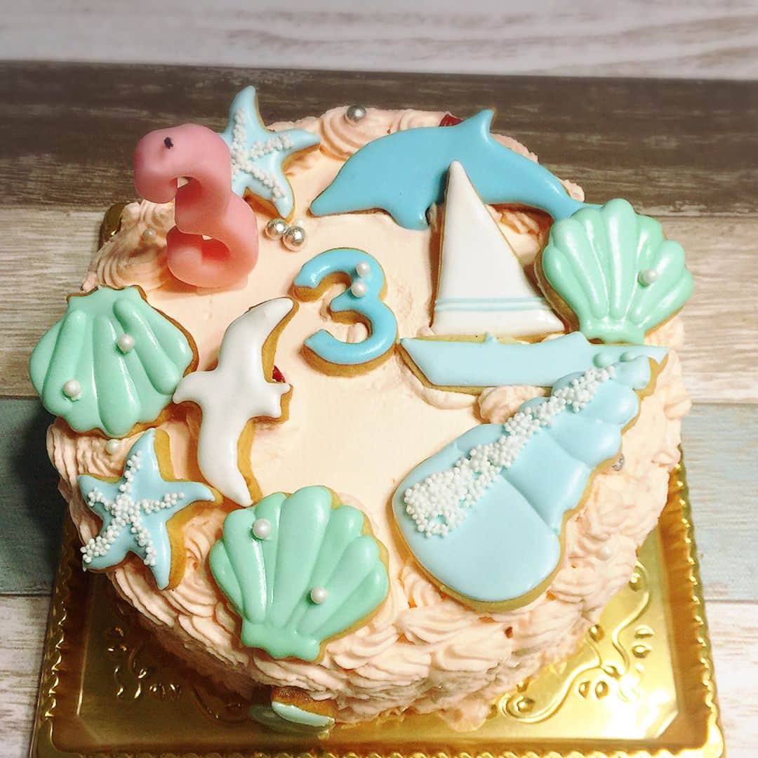 大和田美帆さんのインスタグラム写真 - (大和田美帆Instagram)「本日、3歳になりました！ おめでとう！ そして 生まれて来てくれて スクスク育ってくれて 本当にありがとう！ . .  #お誕生日#9月生まれ#誕生日ケーキ  #オリジナルケーキ#海が大好き#海ケーキ#birthdaycake #3rdbirthday #icingcookies #アイシングクッキー @nishiharakyoko」9月13日 18時26分 - miho_ohwada