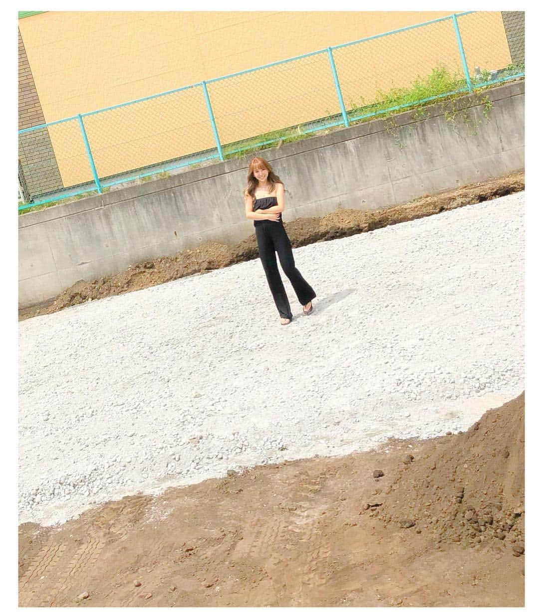 桃華絵里さんのインスタグラム写真 - (桃華絵里Instagram)「今 私らしいオフィスを 1から建てはじめています🕊💕 ・ まずはオフィスから作ろうかなと思い 8月初旬からスタートをした建築✨ ・ ・ 建築のデザインをするのは 初めてなので  とても刺激的な毎日です💗 ・ 内装から何から 全てがオリジナルの世界💫💫💫 ・ 1枚目の画像は 壁 床材…  それと新しい私の会社のイメージカラー✨✨✨ ・ イメージカラーは 全部が好きすぎて美しくて １つに決める事ができず… ・ 別に１つに絞らなくてもいいんじゃない？🤔 ・ 〇〇じゃなきゃダメ。←もうそれは やめよう🙌🏻💕 ・ ・ ということで、 深いコンセプトから誕生した  これらのイメージカラーをテーマに  日々 新しいスタッフ達 出逢えた人達と  １つ１つの事を丁寧に相談しながら  私の好きが溢れる 何かに とらわれない世界を  今 心を込めて作り上げています💗 ・ ・ 豪華とか大きいとかではないのですが  自分の身の丈にあった無理のない ストレスフリーの 私らしいオフィスが完成予定です🕌✨ ・ かしこまった ご報告は また完成するころに…😊💕 ・ それまでは ストーリーズやblogなどで 時々 postしていきますので  楽しみながら見ていただけたら幸いです🌎💫💫💫 ・ ・  #モコアズ  #love  #momokaeri  #mylife #mysky #myway  #office #vision」9月13日 19時06分 - _momoka828_