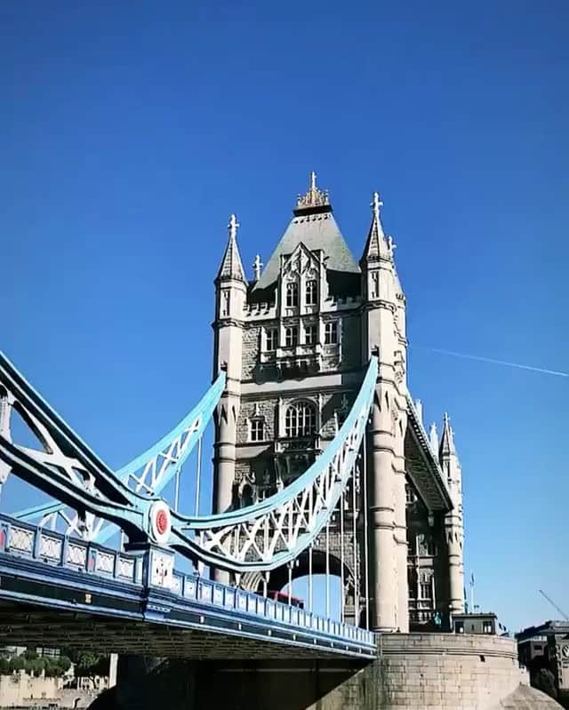 小塚源太のインスタグラム：「🇬🇧🇬🇧🇬🇧 I'm home #LONDON 遠足ぶりかも #橋」