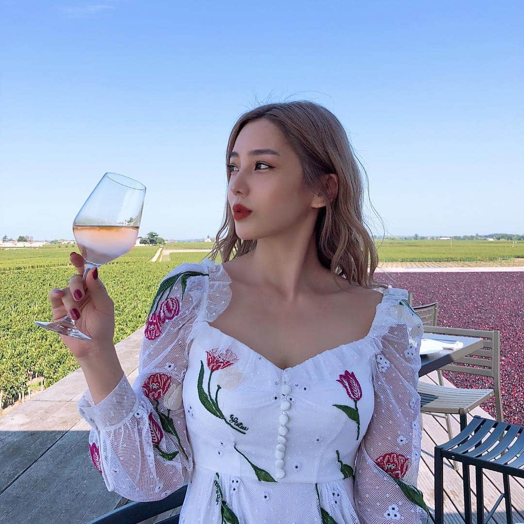 megbabyさんのインスタグラム写真 - (megbabyInstagram)「やっぱりボルドーで飲むワインは格別においしい🤤💃🍷✨ 撮影でたくさんのワイナリーを訪れてたくさんいただきました😂🍷🍷🍷🍇🇫🇷❤️❤️❤️#ほろ酔い」9月13日 19時27分 - _megbaby_