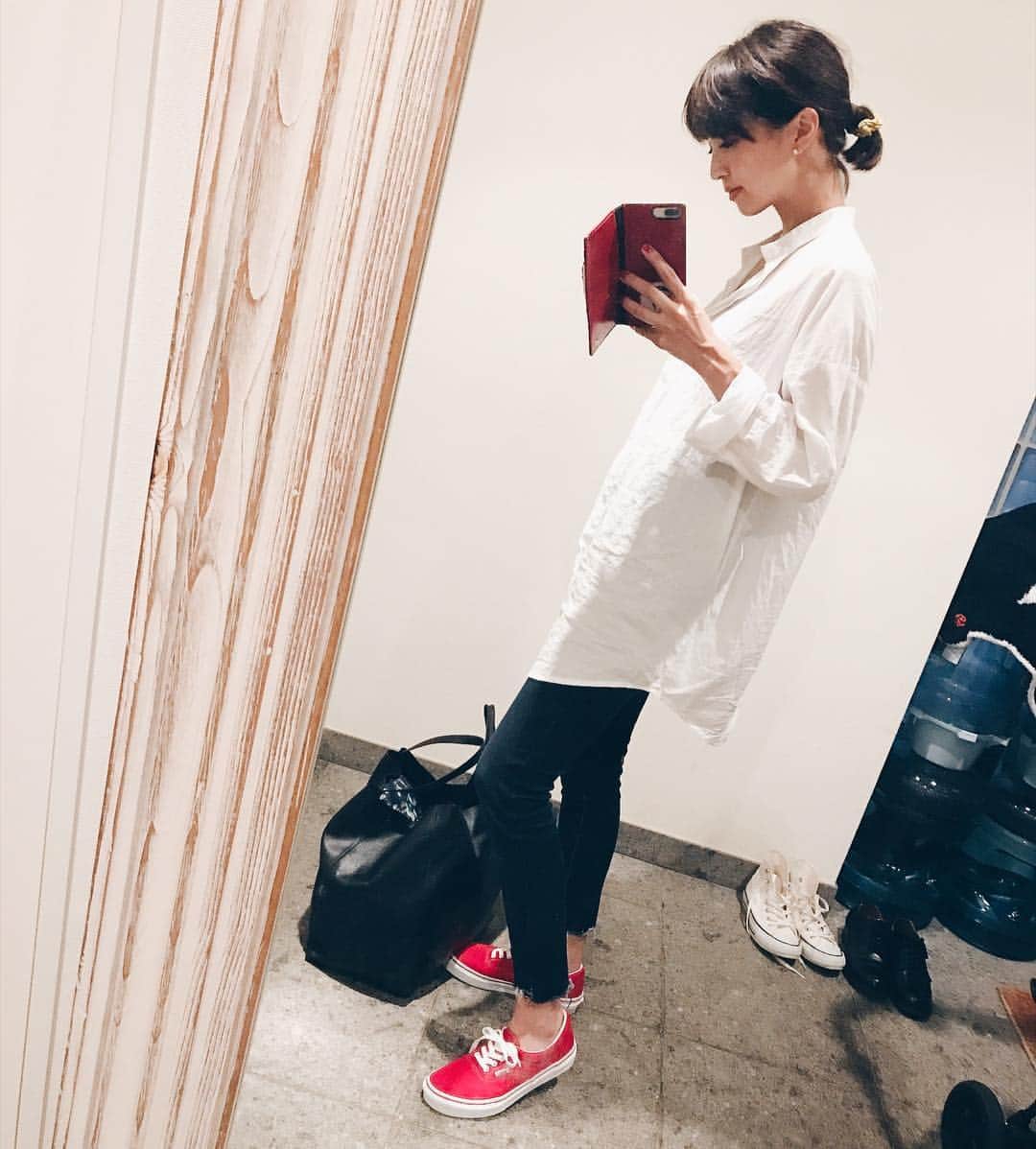 安田美沙子さんのインスタグラム写真 - (安田美沙子Instagram)「1日こどもとアクティブに遊んだ日。 段々カジュアルになっていく。笑  #instagood #wear #ootd #shirts #denim #florent #shoes #vans  #bag  #celine」9月13日 19時25分 - yasuda_misako