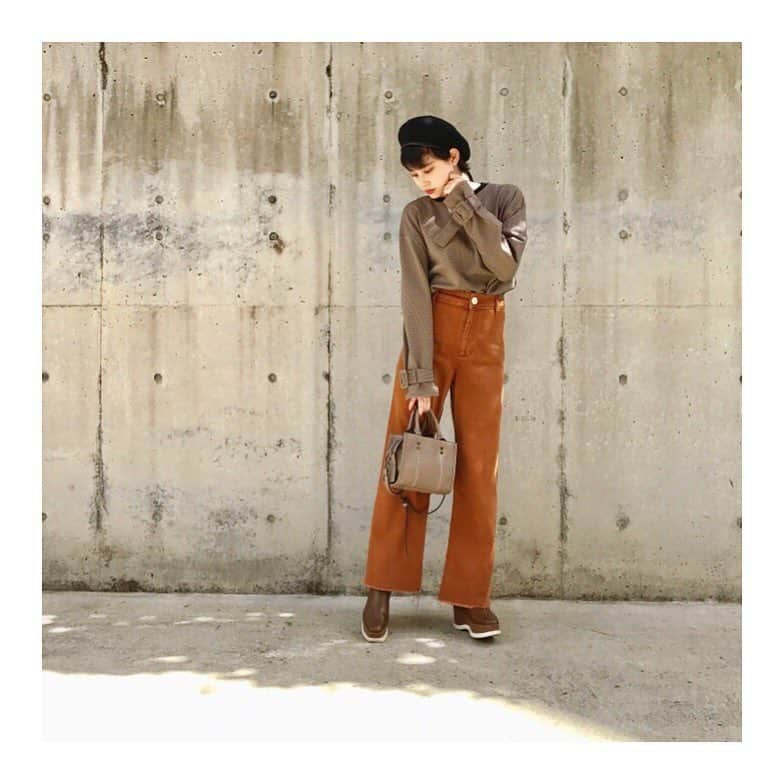 金城茉奈さんのインスタグラム写真 - (金城茉奈Instagram)「今日の私服。 またまた秋な色あい🍁  tops・pants#ZARA hat#ca4ra bag#plaincothing boots#charlesandkeith  今日はちょっとだけ涼しくて 過ごしやすくなった気がしたので 長袖を着てみました。  秋の記憶といえば、 沖縄から上京して初めての秋に ふわっと香る金木犀の香りを初めて知って とっても幸せな落ち着く香りで、 どおしてこんなにも落ち着くんだろう〜と思いながら よく遠回りしてお家に帰ってました。  あっという間に過ぎ去る秋。 沖縄ではほとんど感じることのない 秋という季節だから、 それが私の秋を感じる瞬間です。 「読書の秋」 「食欲の秋」 「スポーツの秋」 今年の秋は私にとって 〝再スタート〟の秋です。 みなさんにとっても素敵な秋になりますように。 #秋#autumn#私服#ootd#me#金木犀#restart#再スタート」9月13日 19時41分 - mn75aa