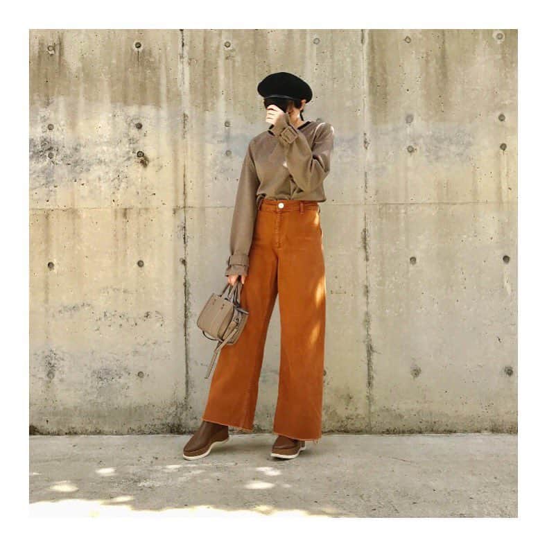 金城茉奈さんのインスタグラム写真 - (金城茉奈Instagram)「今日の私服。 またまた秋な色あい🍁  tops・pants#ZARA hat#ca4ra bag#plaincothing boots#charlesandkeith  今日はちょっとだけ涼しくて 過ごしやすくなった気がしたので 長袖を着てみました。  秋の記憶といえば、 沖縄から上京して初めての秋に ふわっと香る金木犀の香りを初めて知って とっても幸せな落ち着く香りで、 どおしてこんなにも落ち着くんだろう〜と思いながら よく遠回りしてお家に帰ってました。  あっという間に過ぎ去る秋。 沖縄ではほとんど感じることのない 秋という季節だから、 それが私の秋を感じる瞬間です。 「読書の秋」 「食欲の秋」 「スポーツの秋」 今年の秋は私にとって 〝再スタート〟の秋です。 みなさんにとっても素敵な秋になりますように。 #秋#autumn#私服#ootd#me#金木犀#restart#再スタート」9月13日 19時41分 - mn75aa