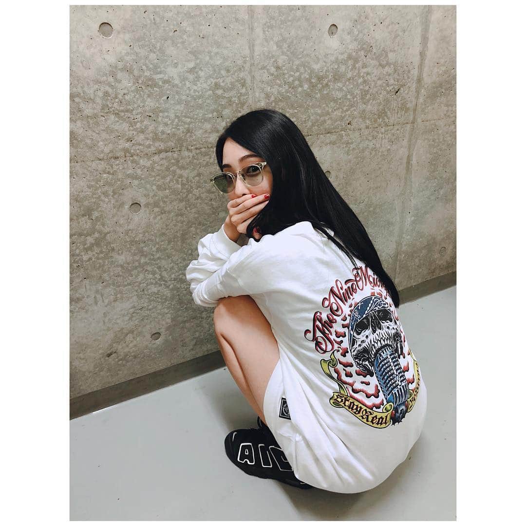 彩姫さんのインスタグラム写真 - (彩姫Instagram)「@ninemicsphoto の可愛い🤩💕なんか急に寒くなっちゃったけどぴったりでサイコーですな😊👌🏻💕💕💕 いかつめのデザインすき。男性陣もさらっと着てほしいよね。と日々思う。欲。 スニーカーは #nikemoreuptempo 合わせてみた✌🏻 #bandmaid #saiki」9月13日 20時40分 - saiki_bandmaid