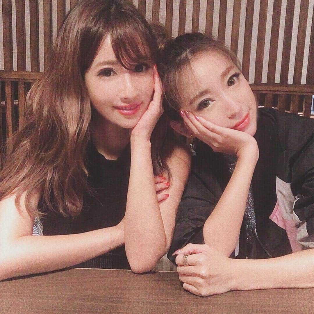 青木りえさんのインスタグラム写真 - (青木りえInstagram)「💕 💕 💕 @kanaxxy_0421 ❤️ この前は、焼肉に行ってきましたー✨ . @dress_sugar の撮影の後で、みんなでご飯💗🍚 美味しかったです🎵 . 東京に行くたびにカナとは毎回会ってる気がする👭💕 台風で新幹線が止まった時も泊まりに行かせてもらったり、感謝でした😭✨ . . #焼肉の日 🐮 #大切な人は、いつも幸せでいてほしい 🍀 #sugar#dress#焼肉#🐮#🍴 #シュガーメンバー#カナ#弥生さん#バシコちゃん#❤️」9月13日 20時42分 - aokirie0418