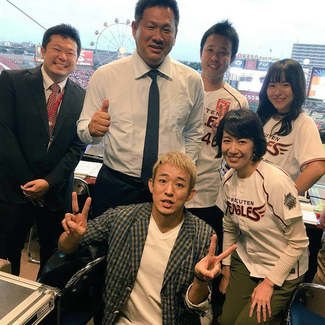 鉄平のインスタグラム：「今年もTBC「直球勝負」の副音声をさせていただしました！  副音声ご一緒したのはファンキー加藤さん❗ そして久しぶり再会した玲里さん❗ 主音声の試合解説は山崎武司さんと豪華な顔ぶれになりました！  ファンキー加藤さんとの掛け合いでいじってもらえたり、玲里さんとのステージでは、ギターを演奏するとき少しずつ奥に下がっていく悪癖？も発覚したりと実り大い時間となりました！  テレビでご覧になった方々、現地にいらっしゃってくれた皆様ありがとうございました❗😁 関係者の皆様もありがとうございました～！❗＼(^^)／ 楽しかったです❗(°∀°)👍 #楽天イーグルス #主音声 #山崎武司 さん #副音声 #ファンキー加藤 さん #玲里 さん #鉄平 #TBC #名久井アナ #伊藤アナ」