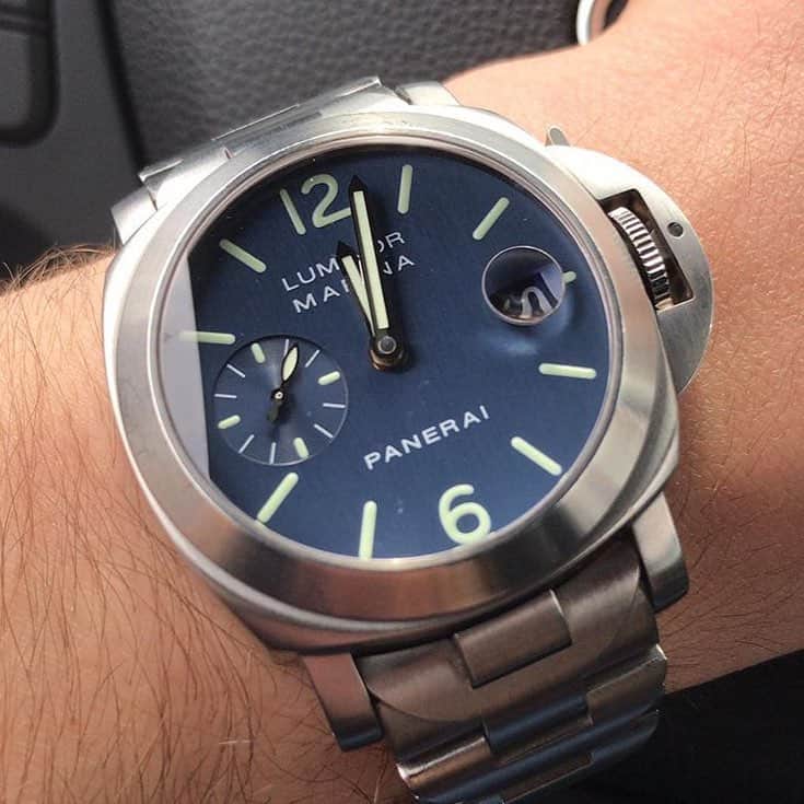 パネライのインスタグラム：「A piece you don’t see too often.  The #Panerai #PAM69 40mm Luminor Marina with blue painted dial and stainless steel bracelet.  It was only in production for two years back in the early 2000’s. Pic by @watchdetails #PaneraiCentral」