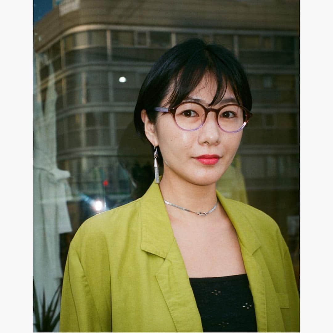 Zoff Officialのインスタグラム：「TOKYO GUIDE MAP EYE am a HERO! . 当新舞さん/オーナー 【富ヶ谷_milli vintage】 . ZH181029_88A1 ¥5,400(税込) . PHOTOGRAPHY 草野庸子 . おしゃれ通の心をくすぐるクリーンな古着をセレクト . 奥渋エリアには今、トレンドの潮流を生み出すスポットが多数存在。食にインテリアとジャンルは様々だけど、古着屋だって負けてない。「milli vintage」もその1つで、オーナー・当新舞さんの先を読むセレクトは界隈でも評判だ。買い付けは主にアメリカで、ランウェイの動向を加味しながらピック。長年セレクトショップのPRを務めていたとあって、ファッション業界人からの信頼も厚い。「セレクトの基準は“今っぽく着られるか”。年代には特にこだわらず、気持ちがときめくアイテムを集めています」。土っぽいデザインは排除する、肩パッドは取ってアレンジする……etc。時代のムードを掴んだクリーンなキュレーションで、古着の新たな楽しみ方を提案中。 . MILLI VINTAGE / Currently there are numerous trend generating spots in Okushibu (back of Shibuya) area. Genre ranges from food to interior, and this includes vintage clothing stores as well. “MILLI VINTAGE” is one of them, and owner Ms. Mai Toshin’s selection from next trend is well spoken in the neighborhood. Purchasing is mainly done in U.S. as she takes the trends from runway. Since she has worked as a PR for specialty store for long time, she was deep trust among people from fashion industry. “The basic in selecting is picking items we can dress stylishly. I don’t pay particular attention about current times, and just collect items that’ll make me excited.” Remove a part of primitive design, take off shoulder pads and etc.... She is considering new standard to enjoy vintage clothing while curating the mood of the times. . #zoff#fashion#glasses#eye#eyewear#eyewearstyle#new#lens#optical#メガネ#tokyo#tokyoguidemap#eyeamahero」