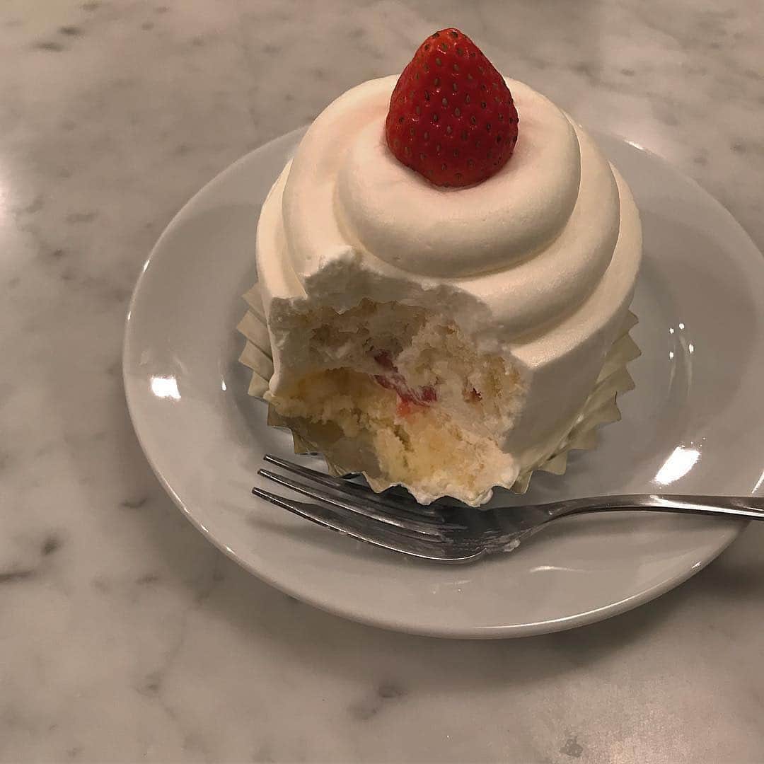 SUCLEさんのインスタグラム写真 - (SUCLEInstagram)「#ショートケーキ﻿ ﻿ 最近のInstagramでショートケーキといえばこれ💓﻿ 『PARIYA(パリヤ)』のショートケーキですよね💭﻿ ﻿ 見たことはあってもチェックしたことはない方が多いのでは？﻿ ﻿ 大きくて丸いフォルムがかわいすぎるこちらのショートケーキは中にもいちごが🍓🍓﻿ ﻿ ぜひ実際に味わってみてね♪﻿ ﻿ クラシックショートケーキ ¥550 + tax﻿ ﻿ PARIYA 青山店﻿ 東京都港区北青山3-12-14 ＭＡＫＯ北青山１Ｆ﻿ 表参道駅 徒歩５分﻿ ﻿ [月～土] 11:30～23:00﻿ (LO/FOODｲｰﾄｲﾝ・ﾃｰｸｱｳﾄ22:00 DRINK22:30）﻿ [日・祝]11:30～22:00﻿ (LO/FOODｲｰﾄｲﾝ・ﾃｰｸｱｳﾄ21:00 DRINK21:30)﻿ ランチ11:30～15:00﻿ ﻿ photo by @kana_156﻿ ﻿ @sucle_ では紹介する写真を募集中🍭﻿﻿﻿﻿ ﻿﻿﻿ ハッシュタグをつけてくれたも投稿からピックアップした写真をリポストしています！﻿﻿﻿﻿ #sucle をつける か このアカウントをタグ付けして投稿してね📸﻿﻿﻿﻿ ﻿﻿﻿﻿ かわいくおしゃれに♡女の子の日常をサポートする﻿﻿﻿﻿ 女子向けメディア｢SUCLE｣の公式ページにもチェックしてみて👀﻿﻿﻿﻿ ﻿﻿﻿﻿ トップページのリンク や ストーリーズからジャンプできるよ♪」9月13日 23時02分 - sucle_