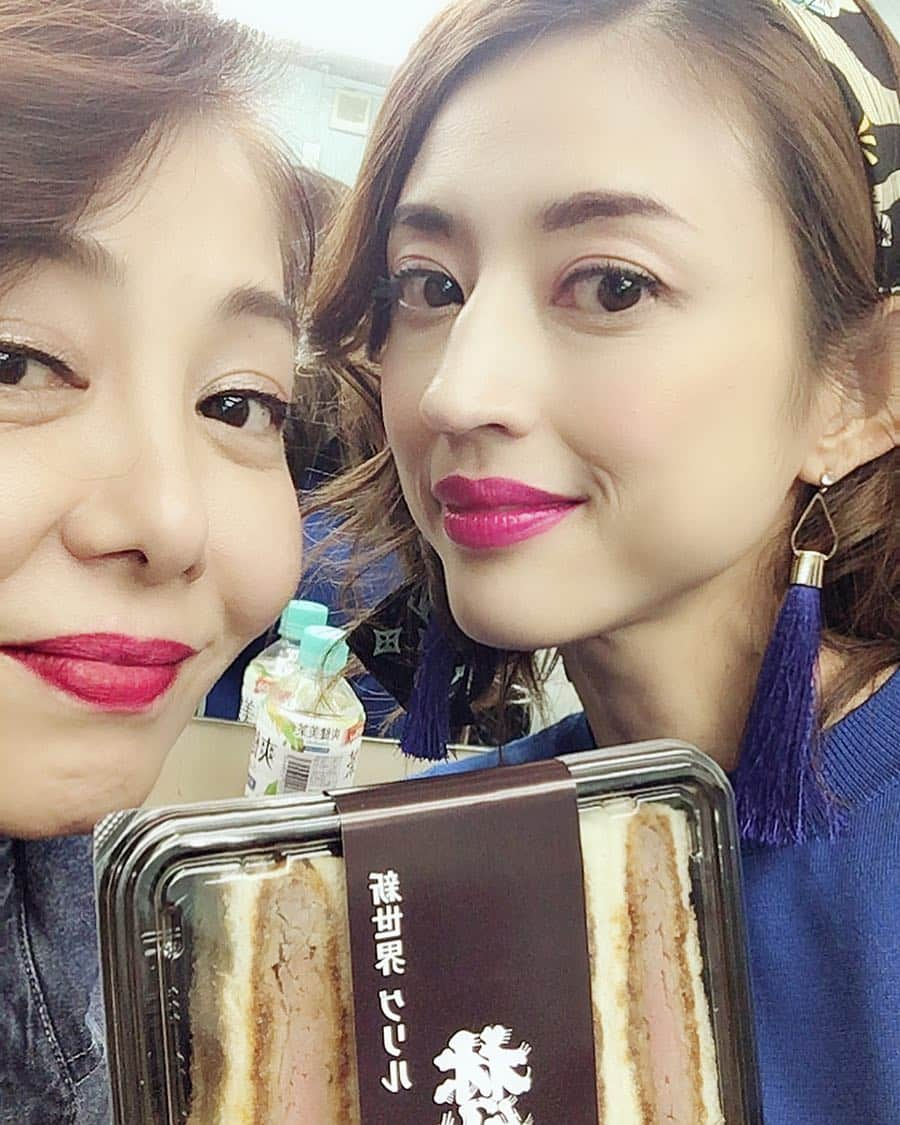 小沢真珠さんのインスタグラム写真 - (小沢真珠Instagram)「今日の2公演も無事終わりました♪マチネとソワレの間に「新世界グリル梵」のカツサンドの差し入れ頂きました♪美味しかった♪  #舞台 #鬼だけ殺っしアムッ  #新宿シアターモリエール  #差し入れ #グリル梵 #ビーフヘレカツサンド  #カツサンド #みっちょんさん #芳本美代子 #w主演 #観にきてね❤︎」9月13日 22時55分 - maju_ozawa