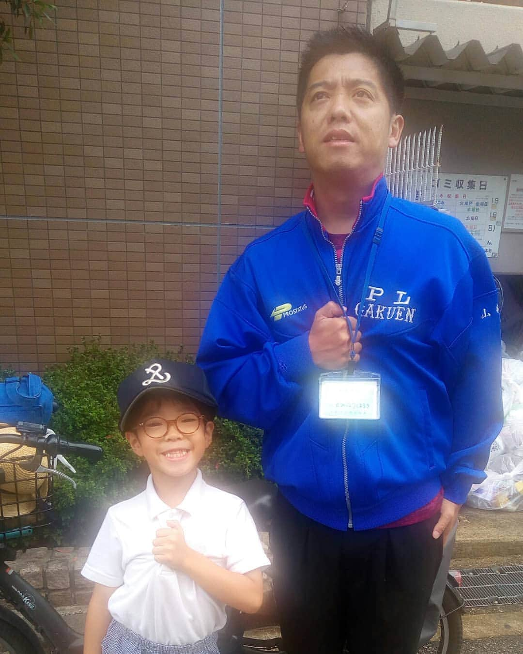 かみじょうたけしさんのインスタグラム写真 - (かみじょうたけしInstagram)「球道即人道即幼稚園への道。 #幼稚園送りスタイル  #PL学園 #山本真也 #日本生命 #球道即人道  #とんでもないお宝 #この装備のおかげで心斎橋で20年前のバイト仲間に声かけられた #なんか変な奴やおもたらかみじょうやった #桜井先輩やったら終わってたぞっ」9月14日 9時33分 - takeshikamiziyou