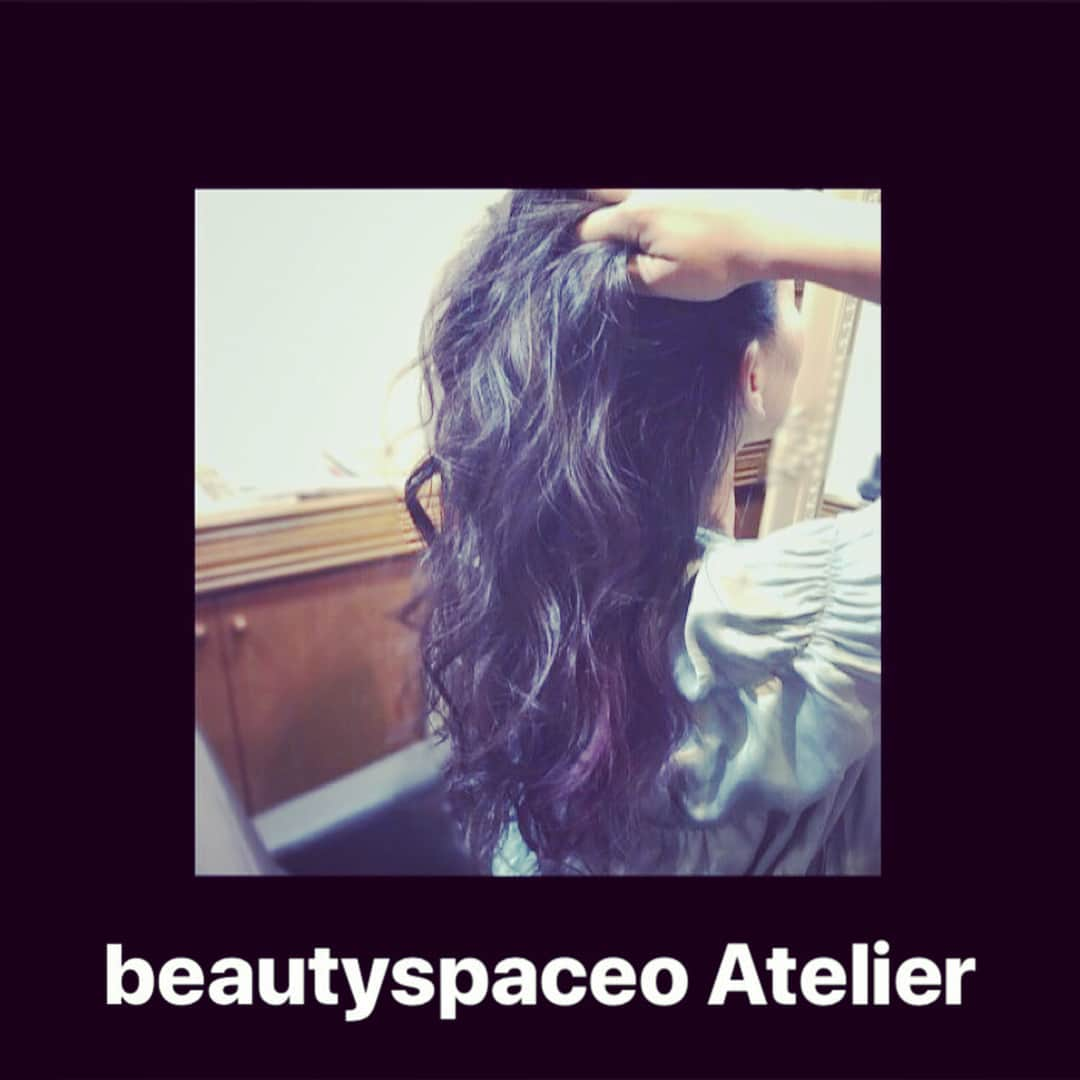 BeautySpaceO maico. ♠️eyelashsalonのインスタグラム：「ヘアーマッサージでお顔もリフトアップ✨ピンクラベンダー❤side  根元はグレイカラーでこのおしゃれな仕上がりに✨ ピンクにほんの少しのラベンダーを配合することで大人キレイなスタイルに インナーカラーにも濃いピンクラベンダーを入れることで周りと違ったワンランク上のオシャレに💇🏼‍♀️🎨 根元のリタッチとのミックスカラーでグレイカラーで艶髪へ❤️ hair artist✴︎hana  #グラデーションヘアー #インナーカラー #グレイヘア #白髪染めに見えない白髪染め  #マツエク人気サロン #名古屋マツエク #新栄#アイラッシュサロン#hair #秋コーデ #クールビューティー #beauty」