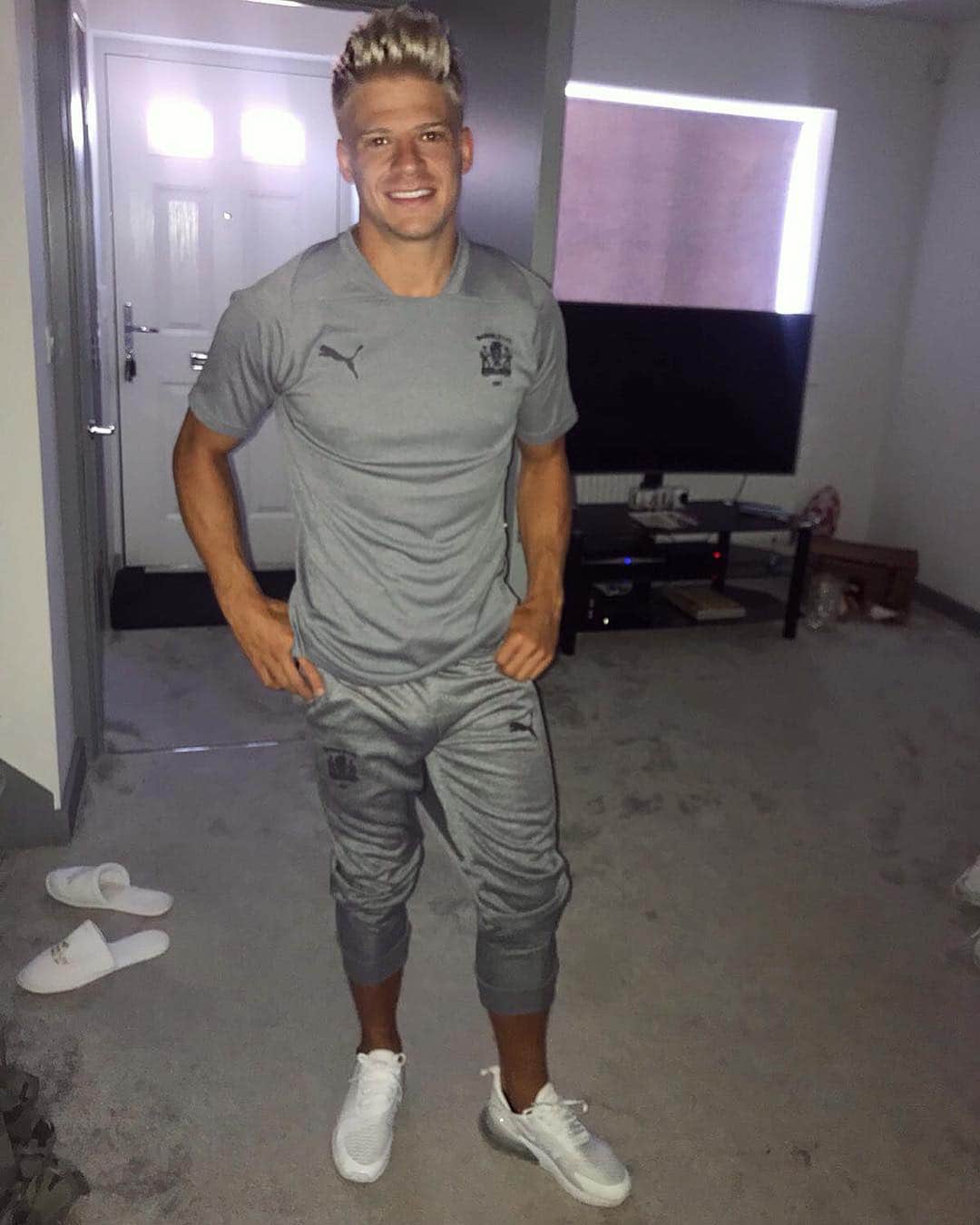 ロイド・イスグローヴのインスタグラム：「50 shades of grey ft my rascal slippers ⬜️😁」