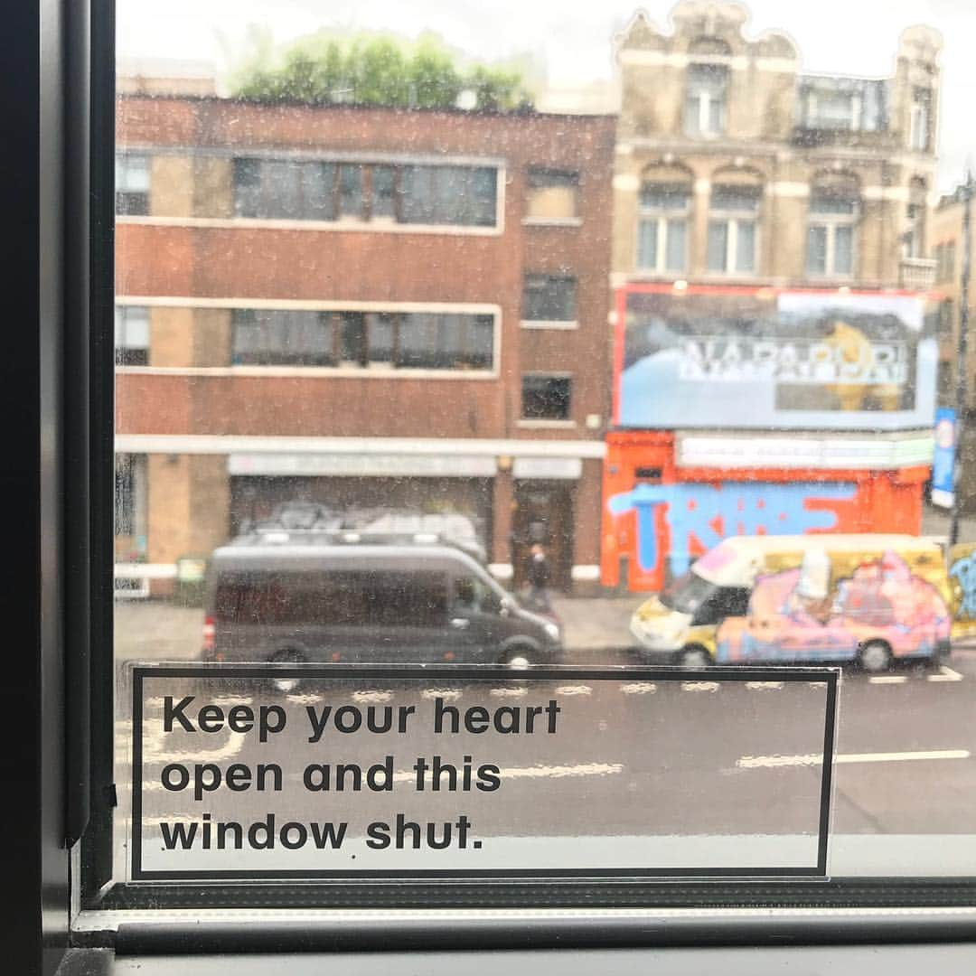 宮瀬茉祐子さんのインスタグラム写真 - (宮瀬茉祐子Instagram)「Keep your heart open and this window shut  ホテルの窓🇬🇧 #hotel #window  #london  #keepyourheartopen  #travel  #ロンドン #窓」9月14日 6時18分 - miyase_mayuko_official