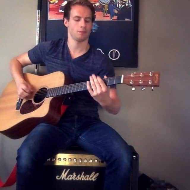 ギャレット・マッキーンのインスタグラム：「One of my favourite acoustic riffs 🎶 #crushinIt #martinandco」