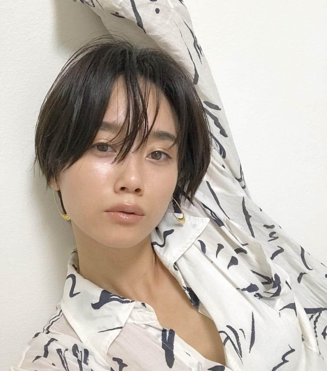 宮城舞さんのインスタグラム写真 - (宮城舞Instagram)「今日は ツヤツヤヌーディーメイク🧡 →→→使ったメイク道具💄 👁アイシャドー @shuuemura  リキッドアイシャドーの アイ フォイル シャンパンゴールド🥂 を手の甲にのせて指でポンポンアイホールにのせる☝️ 👸ハイライター @rmsbeautyjapan  パレットの右上のフェイスカラー Mルミナイザーを目の下の頬にポンポン指でのせる。 鼻筋も👃 💋リップ @lancomeofficial  L'ABSOLU LACQUER500 をコンシーラーで唇の血色を少し無くしてからつける💋  ハイライターを濃いめに入れて チークは無しにしたよ☺️ 時短だし、引き算メイクで いい感じ♥️♥️♥️ #makeup」9月14日 18時14分 - mai_miyagi