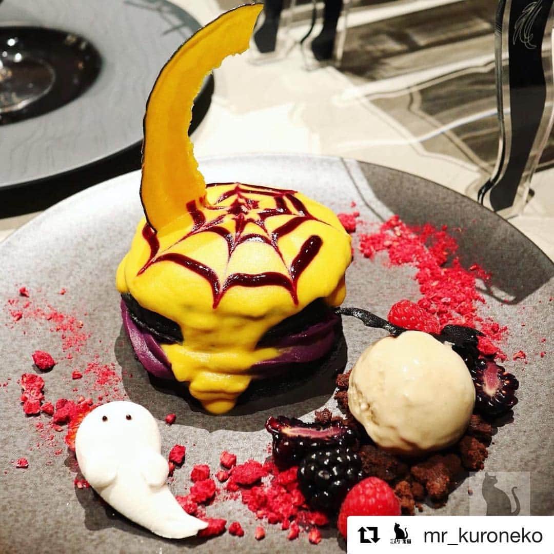 メシコレ(mecicolle) のインスタグラム：「. そろそろハロウィンの季節・・・！🎃🎃 9/5～10/31限定でこんなに可愛らしいパンケーキが食べられるんです！😍💕 . なんだか「食べるのがもったいない！」って思っちゃいますね😤✨ . . ============= 店名：ザ ストリングス 表参道 住所：東京都港区北青山3-6-8 電話番号：03-5778-4566 ============= . こちらのお写真はカフェやスイーツに詳しいミスター黒猫さん（@mr_kuroneko）さんからお借りしました！ (話題のグルメ情報はアカウントプロフィールのURLからどうぞ🍳✨→@mecicolle_gourmet) . 【おすすめグルメ教えてください！】 メシコレでは皆様の「おすすめグルメ」の投稿をお待ちしております🍰🍯🍛🍕 #メシコレ をつけて投稿されたグルメ写真はこちらのアカウントで紹介させていただきます。 ぜひ皆様のおすすめグルメを教えてください😋✨ . #mecicolle #メシコレ#ザストリングス表参道 #パンケーキ#ハロウィン #pancake #sweets #Halloween  #dessert #food #gourmet #yummy #japantrip #東京 #東京パンケーキ #表参道 #表参道パンケーキ #nakameguro  #tokyopancake #follow #followme #美味しい #グルメ部 #食べ歩き #食いしん坊 #食べるの大好き」