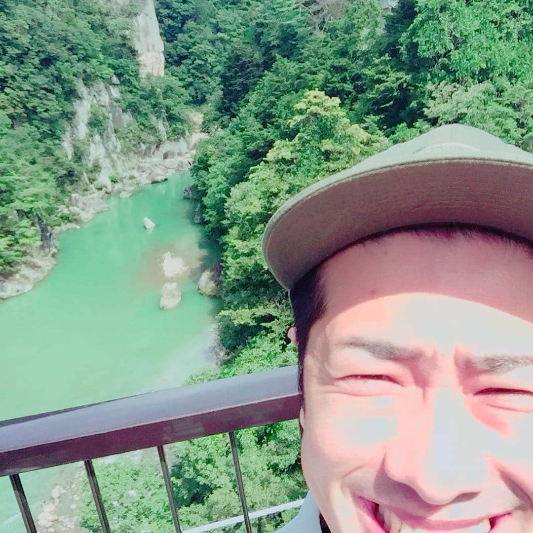 黒沼誠さんのインスタグラム写真 - (黒沼誠Instagram)「とにかく笑ってる写真。  栃木県の激ウマかき氷と。  人以外では初。  どちらも素晴らしい笑顔。  そしてむとパンと笑顔写真。  そして旅メンバーとの写真。  なんだろう。毎回揉め事多いけどめちゃくちゃ楽しいんだよね。揉め事も楽しいみたいな所あるけど。  今回の旅の収穫はTikTokは最高だ。  これに尽きる。  笑顔写真。  #ボーイフレンド黒沼 #田畑藤本田畑 #ピンタンパンむとパン  #ザプレジデント石井ちゃん #リンダリンダかいし #栃木県かき氷 #鬼怒川温泉 #旅メンバー #お笑い #お笑い芸人 #お笑いライブ #tiktok #boyfriend #instagood #smilephotography #smilephoto#trip#thankyou」9月14日 18時28分 - bfkuronuma