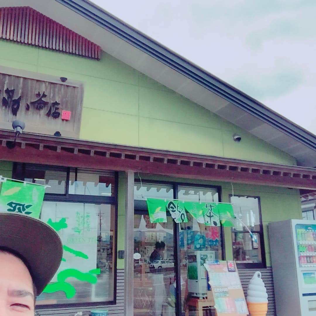 黒沼誠さんのインスタグラム写真 - (黒沼誠Instagram)「とにかく笑ってる写真。  栃木県の激ウマかき氷と。  人以外では初。  どちらも素晴らしい笑顔。  そしてむとパンと笑顔写真。  そして旅メンバーとの写真。  なんだろう。毎回揉め事多いけどめちゃくちゃ楽しいんだよね。揉め事も楽しいみたいな所あるけど。  今回の旅の収穫はTikTokは最高だ。  これに尽きる。  笑顔写真。  #ボーイフレンド黒沼 #田畑藤本田畑 #ピンタンパンむとパン  #ザプレジデント石井ちゃん #リンダリンダかいし #栃木県かき氷 #鬼怒川温泉 #旅メンバー #お笑い #お笑い芸人 #お笑いライブ #tiktok #boyfriend #instagood #smilephotography #smilephoto#trip#thankyou」9月14日 18時28分 - bfkuronuma