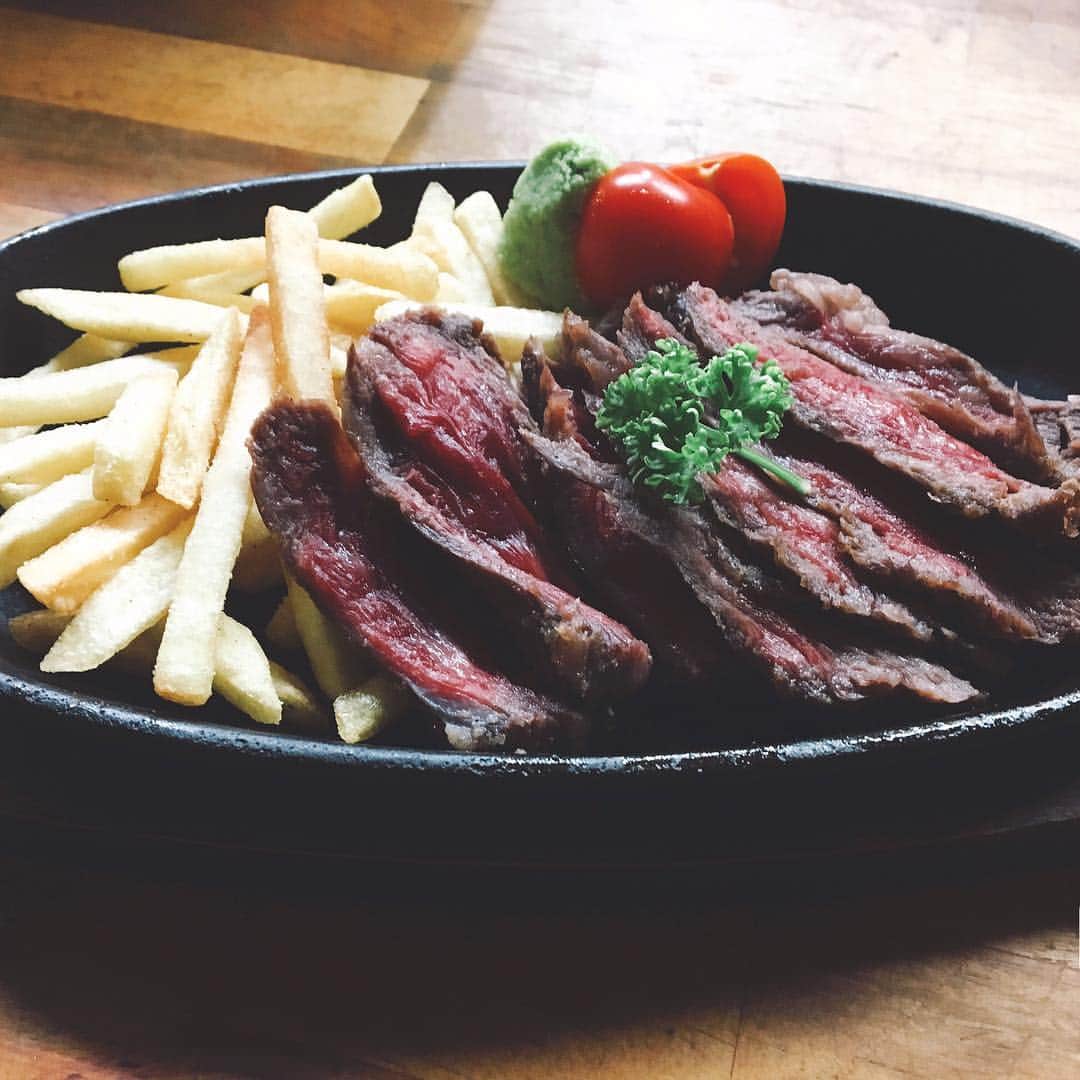 ゆずの小町なんば店のインスタグラム：「ゆず特製ステーキです😁 ご来店の際に是非食べてみてくださいね😄 #ゆずの小町 #ゆずの小町なんば店 #居酒屋 #個室 #個室居酒屋 #ゆず #ゆずイロハ #ゆずっこ #ゆずの輪 #japan #osaka #instagood #instafood #instashot #instapic」