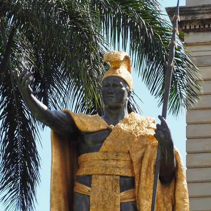 TRAVEL PLANETのインスタグラム：「#hawaii #oahu #ハワイ #オアフ #カメハメハ #世界見聞LOG . . 南海の 諸島征した カメハメハ 時代を超えて 威風堂々 . . ワイキキのダウンタウン。イオラニ宮殿に向かって建つカメハメハ大王像は人気観光スポットで常に写真を撮る人が…。銅像うしろの建物は昔の裁判所で今は博物館。ハワイ王朝の歴史を辿る旅をここからスタートさせると面白い。 . . #トラベルプラネットでハワイの旅」