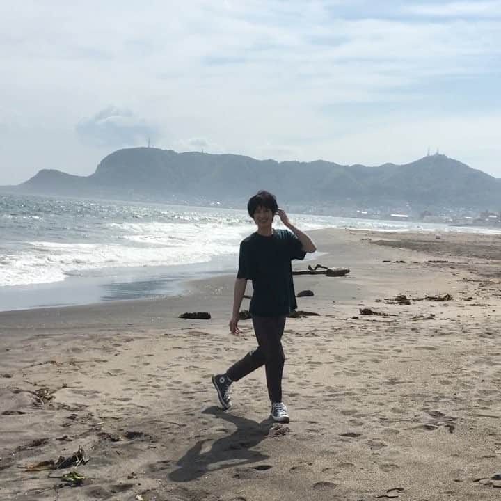 のインスタグラム：「* 写真集発売まで1ヶ月切りました！ここからたくさん、いろんなオフショ、公開していきますよー📷。 海でキャッチボールに興じる、はまべしょーご⚾️。めちゃ走りました。 #阪本奨悟 #写真集ただいま #いよいよ10月10日発売 #ご予約お忘れなく #野球経験者がんばった #shogosakamoto」