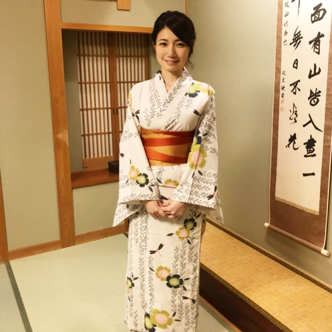 神谷文乃のインスタグラム：「「わがまま！気まま！旅気分」 お宿は、湯原の菊乃湯さん☺️♨️ リニューアルされたフロアのお部屋で撮影&泊まらせていただいたのですが、 超スタイリッシュ！😍✨✨ 露天風呂がお部屋についてるんですよー！！！ 寝るのがもったいなくなっちゃうほど素敵なお部屋で、大興奮でした😍✨✨ 浴衣きて、千屋牛をいただきます☺️ ほっぺた落ちるわ〜🤤 もちろん日本酒もいただきましたよ🍶 ね、元さん〜😁💫！ 最後の写真は、メイクさんとマネージャーと♡ 女子旅♡  つぎは、おんせん！ ✨🍁わがまま！気まま！旅気分 は 10月6日土曜日 BSフジは6時〜6時55分 岡山放送は13時〜13時55分です🍁✨ #湯原#菊乃湯#素敵すぎるお宿#プライベートでも泊まりたい#部屋に露天風呂#寝ちゃうのもったいない#わがまま！気まま！旅気分#BSフジ#ohｋ#上岡元 アナ#神谷文乃」