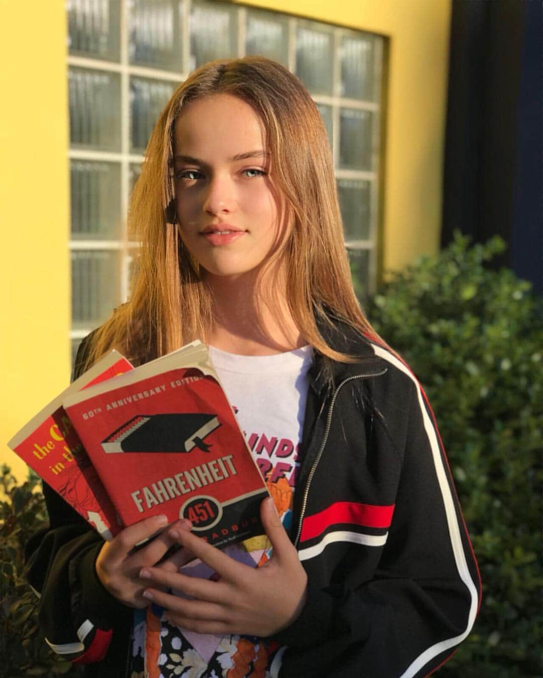 クリスティーナ・ピメノヴァさんのインスタグラム写真 - (クリスティーナ・ピメノヴァInstagram)「My reading 📖 comment  if you read any of the books I’m holding ❤️ ✌️」9月14日 13時17分 - kristinapimenova