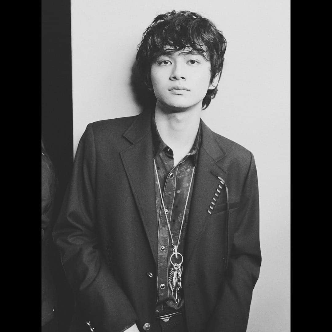 北村匠海さんのインスタグラム写真 - (北村匠海Instagram)「初めてファッションショーにご招待していただきました。 世界観がめちゃめちゃSFで最高だった…。 素敵時間をありがとうございました。 __________ Thank you for inviting me such a wonderful fashion show! This is first time to me. It was amazing and the worldview of this show is like a Science Fiction. I had a really great time. Thanks again!  #CoachSS19 #CoachNY #NYFW」9月14日 15時31分 - take_me_1103