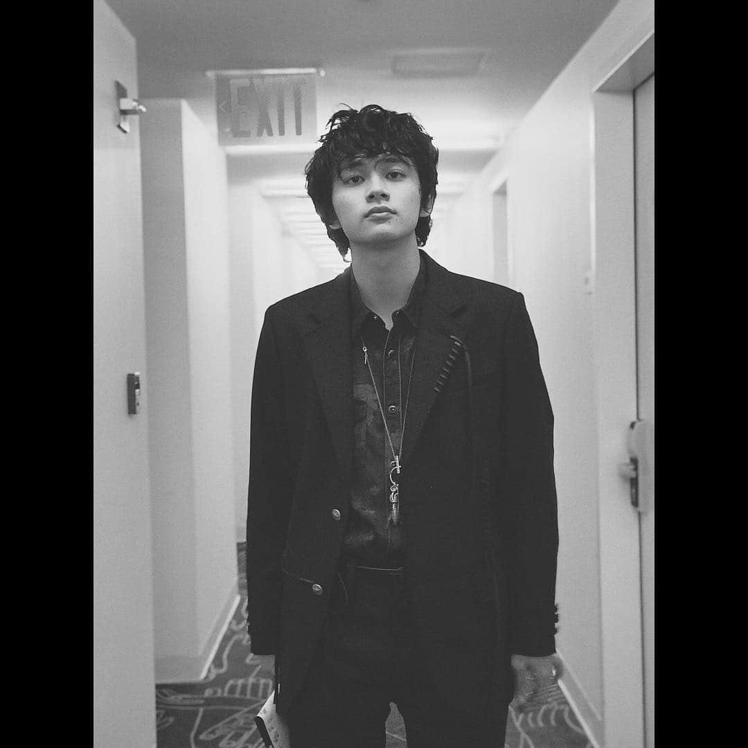 北村匠海さんのインスタグラム写真 - (北村匠海Instagram)「初めてファッションショーにご招待していただきました。 世界観がめちゃめちゃSFで最高だった…。 素敵時間をありがとうございました。 __________ Thank you for inviting me such a wonderful fashion show! This is first time to me. It was amazing and the worldview of this show is like a Science Fiction. I had a really great time. Thanks again!  #CoachSS19 #CoachNY #NYFW」9月14日 15時31分 - take_me_1103