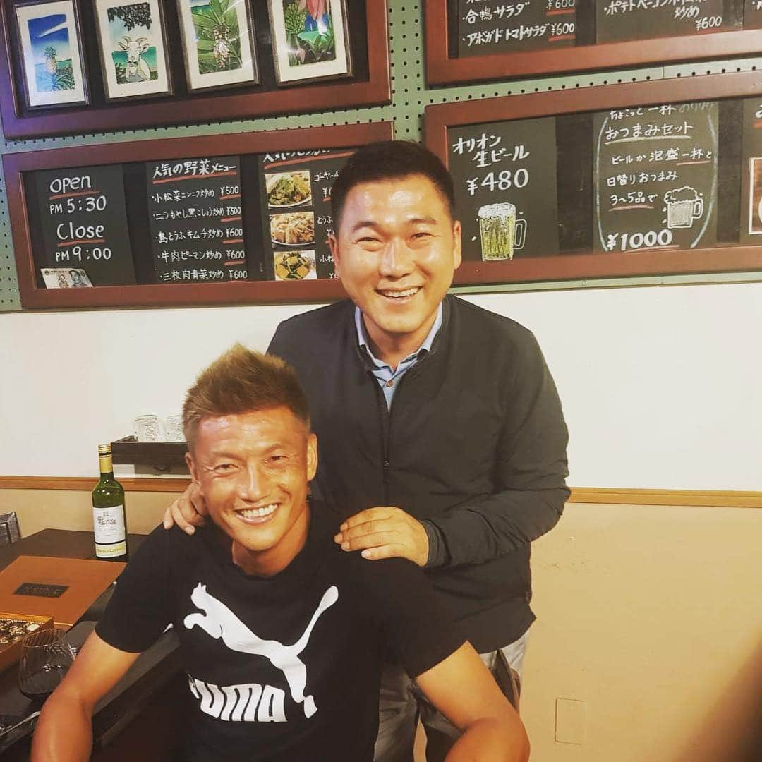 播戸竜二さんのインスタグラム写真 - (播戸竜二Instagram)「『チング』 ・ 韓国の友達。日本語はペラペラ。中国語も。 ・ 元々、ガンバのACLの時に、通訳やコーディネートをしてくれたソンムン。 ・ 今もサッカー界で頑張っています⚽️ ・ 海外にも、仲のいい友達ができるって、やっぱりサッカーは素晴らしいなぁ〜😁 ・ ・ #チング #korea #イドングク #パクドンヒョク  #カムサハムニダ」9月14日 15時44分 - ryuji_bando