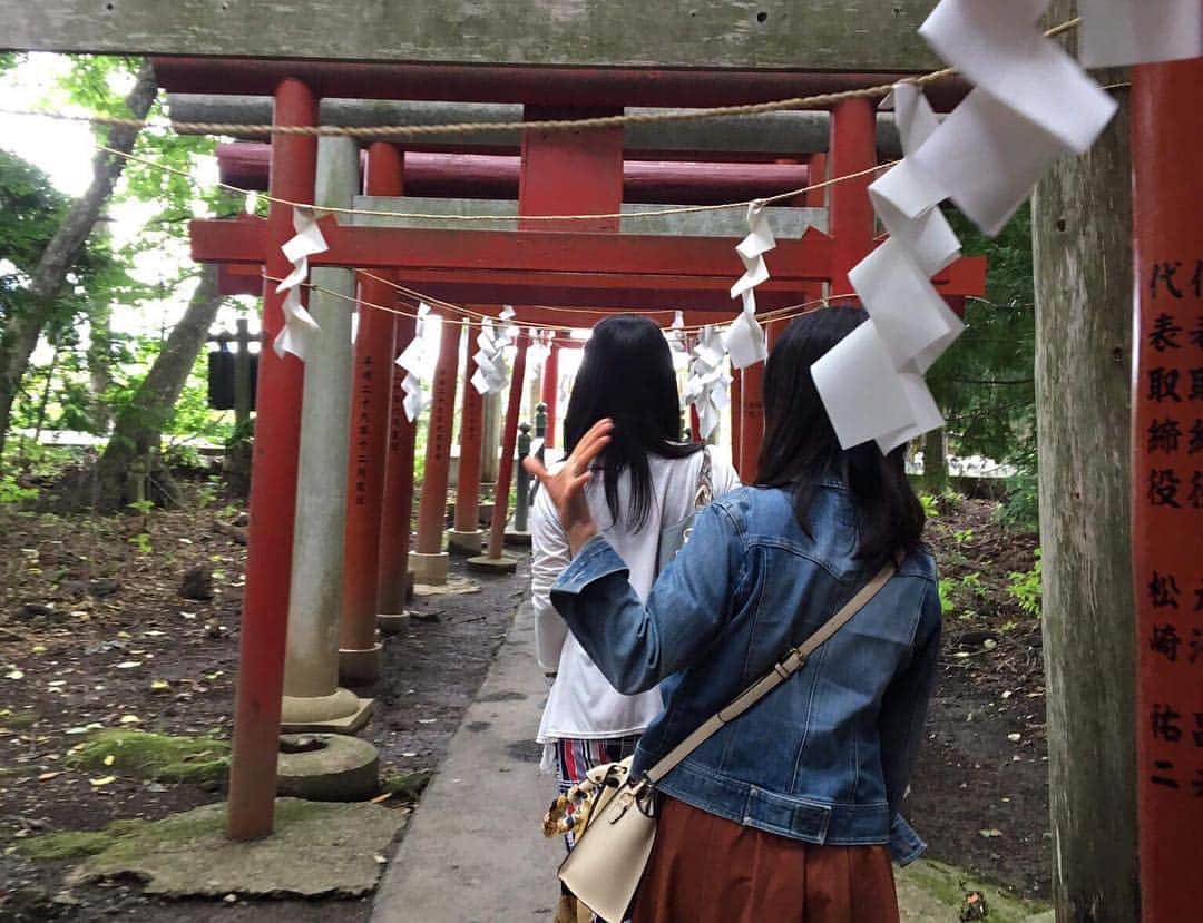 藤田りえさんのインスタグラム写真 - (藤田りえInstagram)「#最強の金運神社 と言われている富士山麓の#新屋山神社 へ！ 山と木々が大好きな私は静かな歓喜を味わっていました。 今でも、じわじわとその空気感が蘇ってきます。 奥宮に向かう車の中での会話と、参拝終わってほうとう屋さんに向かう車の中での話題の違いにみんな大笑い。行きは神ネタ、帰りは下ネタw どやさw 面と向かって率直にお互いのことを褒め合うことができる、素晴らしい人たちです♡受け取り上手になりたいわ。 #神社 #山の神様 #富士山」9月14日 16時45分 - rie_fujita.ana