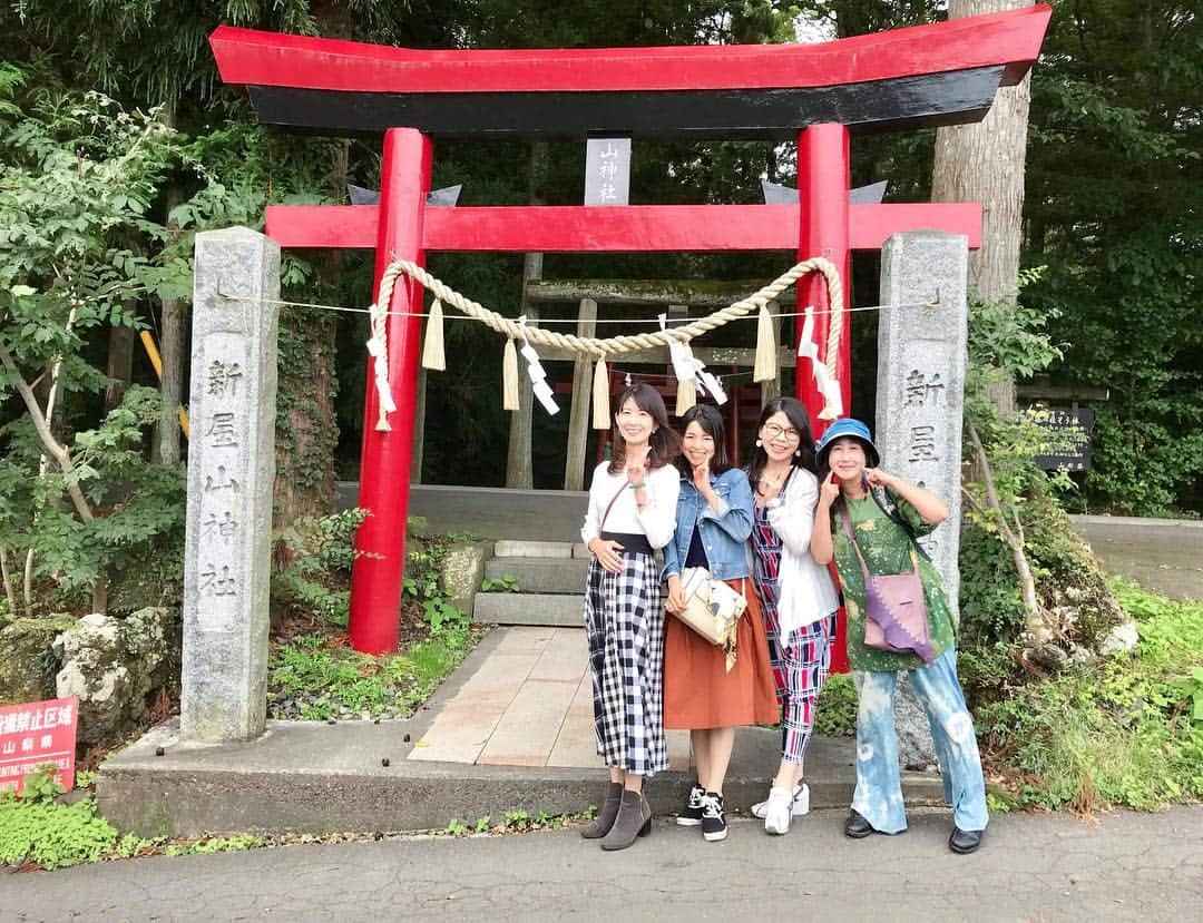 藤田りえさんのインスタグラム写真 - (藤田りえInstagram)「#最強の金運神社 と言われている富士山麓の#新屋山神社 へ！ 山と木々が大好きな私は静かな歓喜を味わっていました。 今でも、じわじわとその空気感が蘇ってきます。 奥宮に向かう車の中での会話と、参拝終わってほうとう屋さんに向かう車の中での話題の違いにみんな大笑い。行きは神ネタ、帰りは下ネタw どやさw 面と向かって率直にお互いのことを褒め合うことができる、素晴らしい人たちです♡受け取り上手になりたいわ。 #神社 #山の神様 #富士山」9月14日 16時45分 - rie_fujita.ana