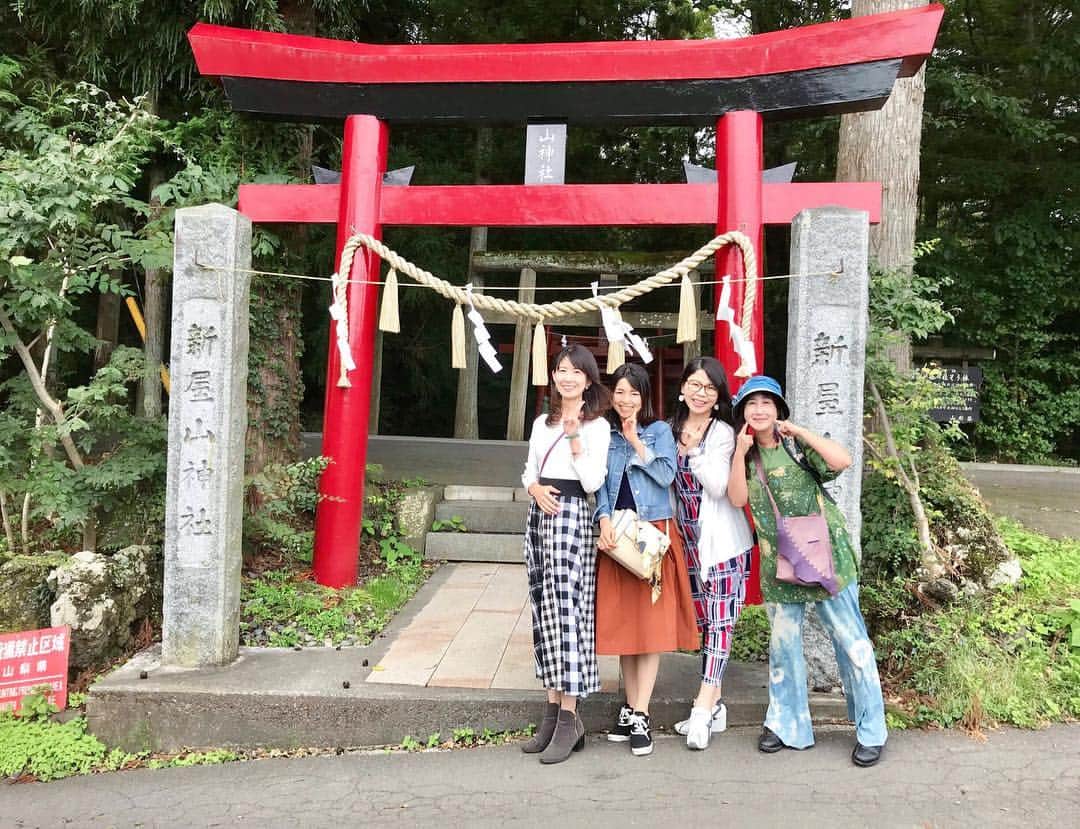 のインスタグラム：「#最強の金運神社 と言われている富士山麓の#新屋山神社 へ！ 山と木々が大好きな私は静かな歓喜を味わっていました。 今でも、じわじわとその空気感が蘇ってきます。 奥宮に向かう車の中での会話と、参拝終わってほうとう屋さんに向かう車の中での話題の違いにみんな大笑い。行きは神ネタ、帰りは下ネタw どやさw 面と向かって率直にお互いのことを褒め合うことができる、素晴らしい人たちです♡受け取り上手になりたいわ。 #神社 #山の神様 #富士山」