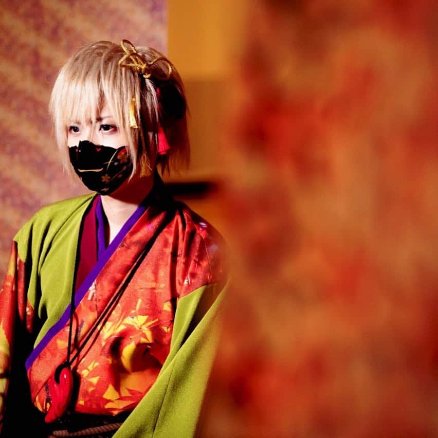 まふまふのインスタグラム：「和服で妖怪感  金髪はしっくりくる #まふまふ #歌い手 #和服 #撮影 #音楽」
