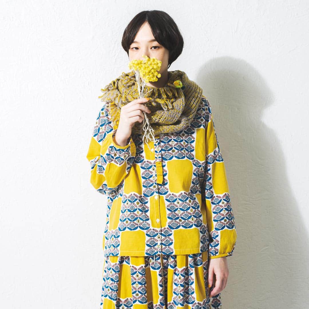 marbleSUD(マーブルシュッド) のインスタグラム：「夏から秋にシフトチェンジしたい今の気分にピッタリなアイテム「Autumn check」が入荷しました！離れてみると大きなチェック柄に見えるこちらのテキスタイル。近づいてみると…りんごやイチジク、ナズナなどの秋を感じるモチーフに思わずほっこり。イエロー、レッド、ベージュの3色展開です。 #marblesud #マーブルシュッド #18fw #秋 #冬 #新作 #衣替え #大人コーデ #いちじく #果物」