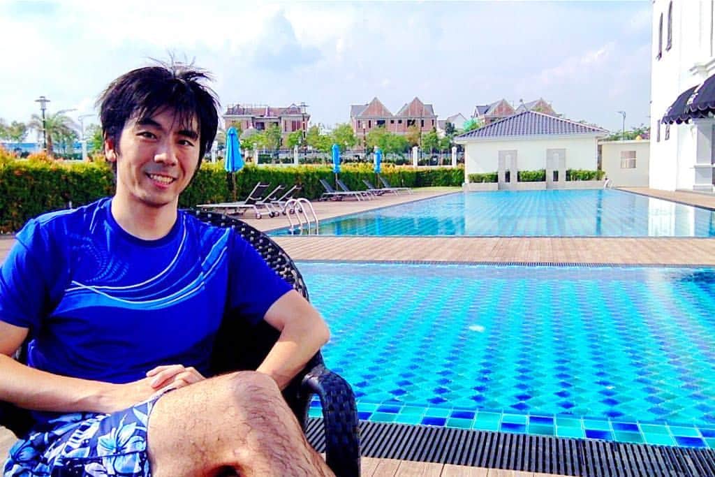 投資家兼FXトレーダー Tatsuki Jinnoのインスタグラム：「【仕事と遊び】 最近はずっと息子と二人暮らしなので、子供の送り迎えや料理も久しぶりにやっています。 ・ 8時−16時まで学校で息子を預かってくれるので、その間はガッツリ仕事や運動に当てられるのでいいですね。 ・ うちにはプールやジムがあるんですが、居住者の方もそんなに使ってない感じです。 ・ 身の回りにあるアタリマエのことに当たり前と思わず積極的に活用していかないともったいないですよね。 ・ そういえば大坂なおみ選手全米制覇しましたね！！ いやー、東レパンパシ見に行きたいなー。」