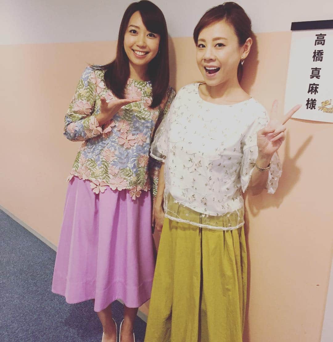 須黒清華のインスタグラム：「明日のアド街は「大井町」‼︎ ゲストの高橋真麻さん、実はお誕生日が同じなんです😊✨ 大井町の思い出、たっぷりお話頂きましたー‼︎ 今回も魅力的な場所がいっぱい登場します‼︎ 私が愛する、あの場所も⁉︎🎶 #アド街ック天国 #アド街 #大井町 #大井町グルメ #土曜日夜9時 #高橋真麻さん #お誕生日同じ #衣装は #chesty」