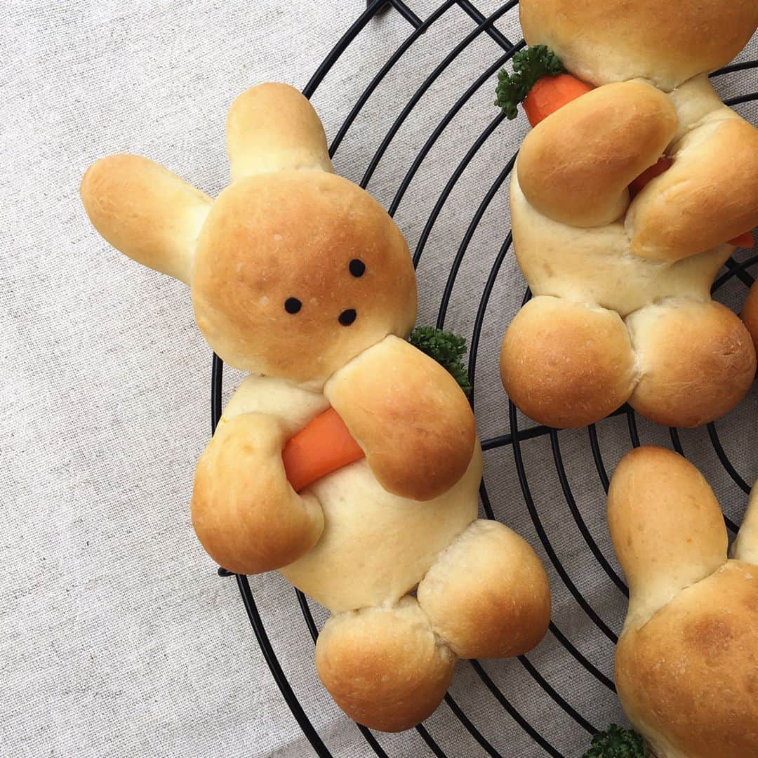 Ranさんのインスタグラム写真 - (RanInstagram)「. . #抱っこパン #抱っこくまパン . . うさぎさんバージョンで、人参を抱っこ🐰 人参のグラッセにパセリをちょこんとつけた ミニミニ人参♡ . 左端の子〜 焼きあがってオーブンからだしたら、手をお口に入れて つまみ食いしているみたいになってた😁 . . Hugging the carrots 🐰 . . . #🍞 #bread #rabbit #kawaii #carrots #kawaiifood #japanesefood #art #cutefood #lunchtime #kidsfood #パン #手作りパン #パン作り #キャラパン #抱っこくま #うさぎ #人参 #パン教室 #konel #美味しくてかわいくて楽しいパン作り」9月14日 20時22分 - konel_bread