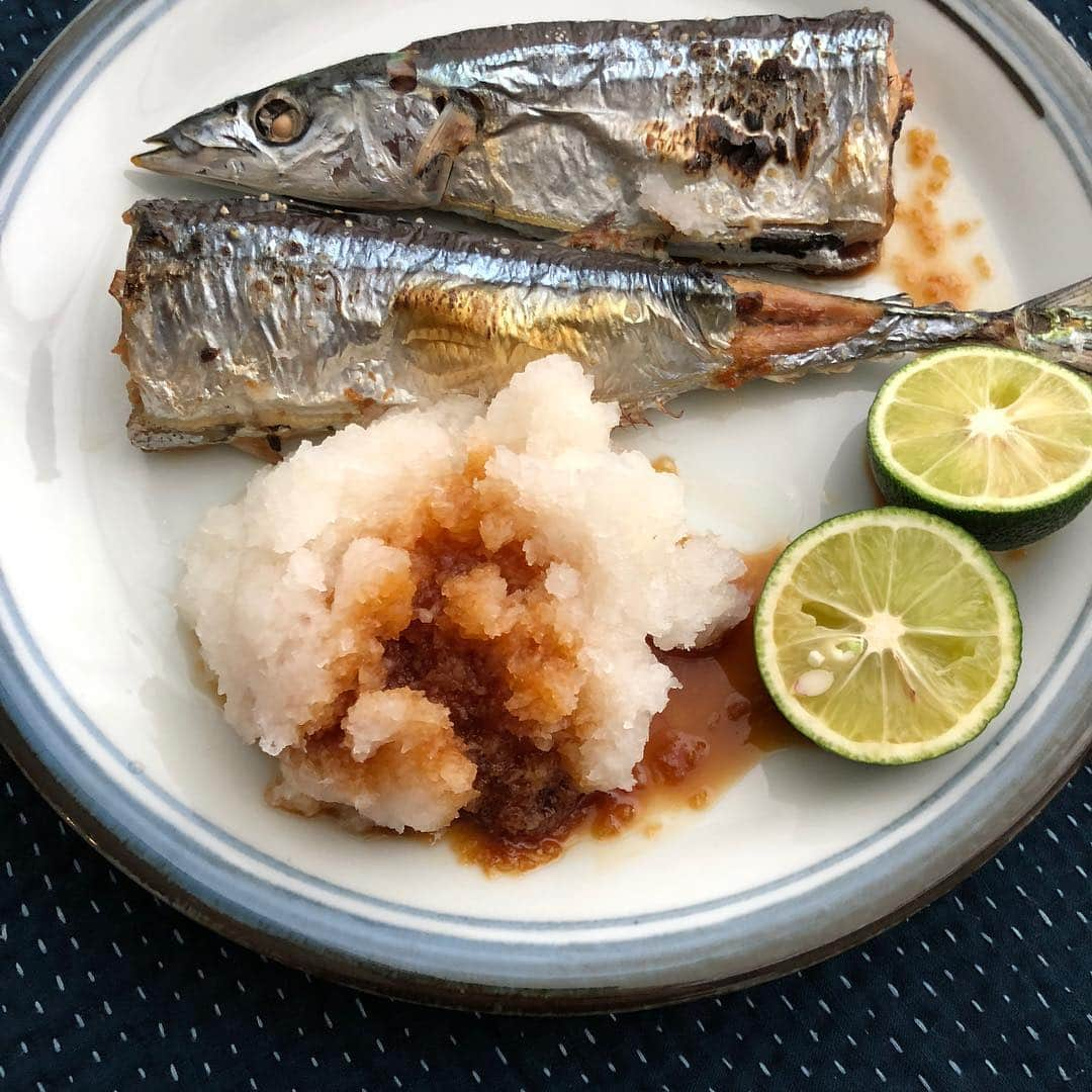 土井善晴のインスタグラム：「初さんま 食べました。 築地で500円と高値。 震災の影響です。 ありがたくいただきました。 #秋刀魚#初もん#北海道 #土井善晴」