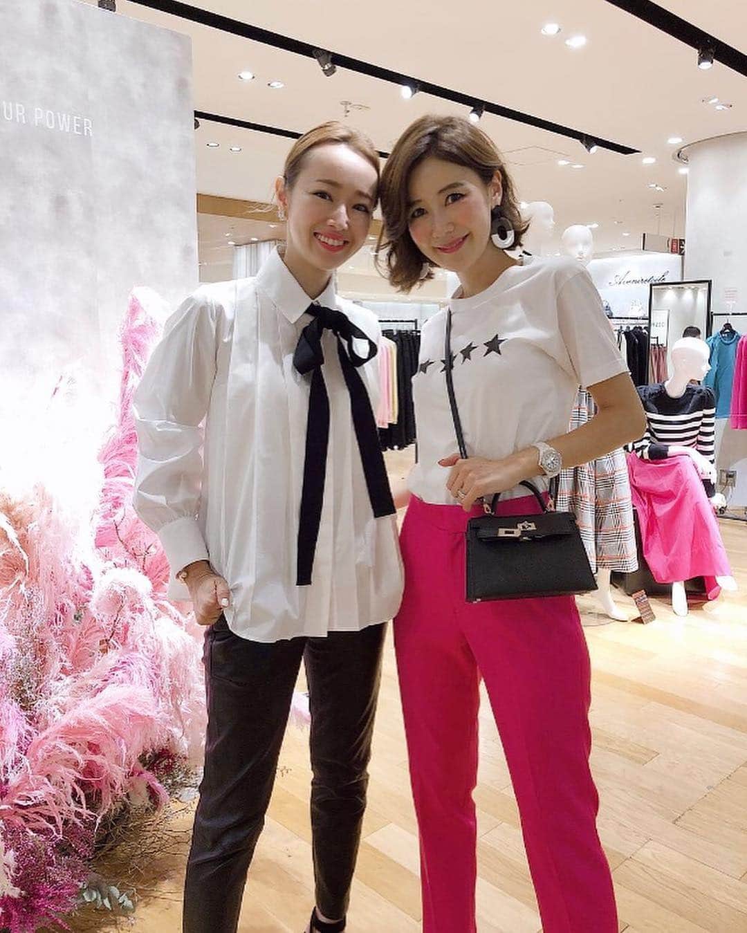 kiyomi medeirosさんのインスタグラム写真 - (kiyomi medeirosInstagram)「今日は、大好きな @akinyc あきちゃんと @nobukoaspen マミーが遊びに来てくれました💓💓 . NY以来だからめちゃ嬉しかったぁ😂💕💕 .  2人で、トップスモノトーン色々コーデ😋♡♡ * @obli_official のピンクシルクニットも着てきてくれて😂✨✨めちゃ可愛かった😍あきちゃんありがとう❤️❤️ . 2枚目は2人の動画☺️💓 3枚目はあきちゃんが撮ってくれた可愛いムービー📽💕💕 . 4枚目はあきちゃんの試着中にSNOWで遊んでるマミーと私🤣🤣😘❤️ . #OBLI#オブリ#銀座三越 先程、いいね♡とコメントして下さった皆様申し訳ございませんでした😭🙏🙏🙏」9月14日 21時15分 - kiyomimedeiros