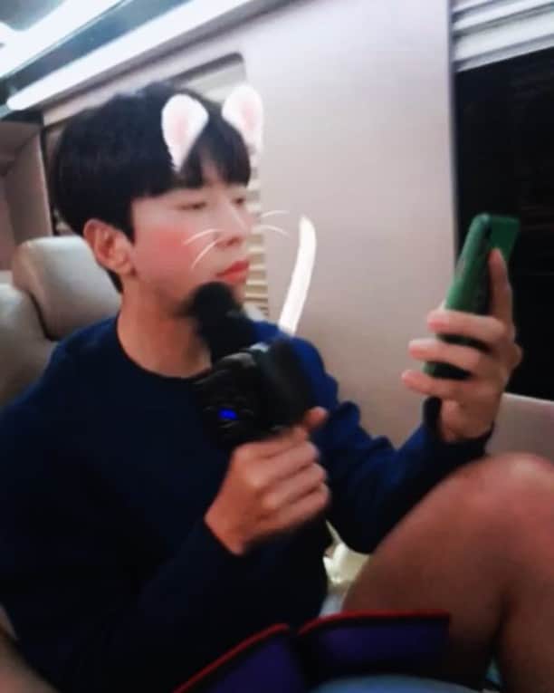 ユン・ヒョンミンのインスタグラム：「오늘촬영도 끝났고 비도오고 차도막혀서? #소음주의 #윤노래방 #윤노래대회 #코디동생노래잘함 #린인줄 🎤🎺🥁🎼」