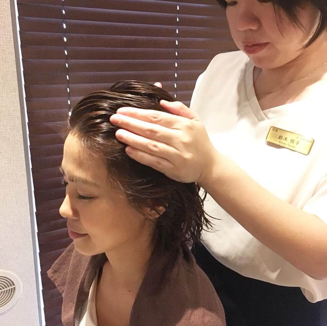 坂元美香さんのインスタグラム写真 - (坂元美香Instagram)「. . 日本初のマイクロバブル専門発毛サロン 『リグロース』 @regrowth_japan で マイクロバブルを体験してきました！ . 施術は天然酵素入りのマイクロバブルを 優しくシャワーのように髪に10分間かけ流すだけ。 ほのかなヒバの香りがしてきてとってもリラックス。 . 毛穴の16分の1の大きさである20ミクロンの泡が 毛穴をお掃除してくれます。 毛穴の中まできちんと汚れを落とすには この20ミクロンという大きさがとても重要だそう。 . そして発毛率が99.5%というからびっくり！！ マイクロバブルによる洗浄と流血改善で 発毛を促してくれるそうです。 これは年齢性別問わず薄毛に悩んでる方に朗報！ . マイクロバブル施術後は髪がさらっさらになり ドライヤーで髪を乾かしただけなのに コシとハリが出てびっくり。 帰り道はほんのりと頭皮が温かく感じました。 たぶん血行が良くなったのかも？ . 私は毎年秋になると一時的に抜け毛が増えて 髪が薄くなるのでまた行きたいな。 . 初回は誰でも5,400円（税込） . 坂元美香のインスタを見たと伝えていただくと 携帯用オリジナルシャンプーを プレゼントしてくださるそうです！😃 ご興味ある方もしよければぜひ！ . #リグロース #regrowth #マイクロバブル #日本初マイクロバブル専門発毛サロン #発毛サロン #発毛 #発毛促進 #頭皮ケア #毛穴 #育毛 #育毛効果 #頭皮洗浄 #頭皮エステ #頭皮クレンジング #血流改善 #副作用なし #薄毛 #MBG発毛法 #天然酵素 #薄毛女子 #薄毛ガール #AGA #PR #坂元美容レポ」9月14日 22時19分 - mika_saka