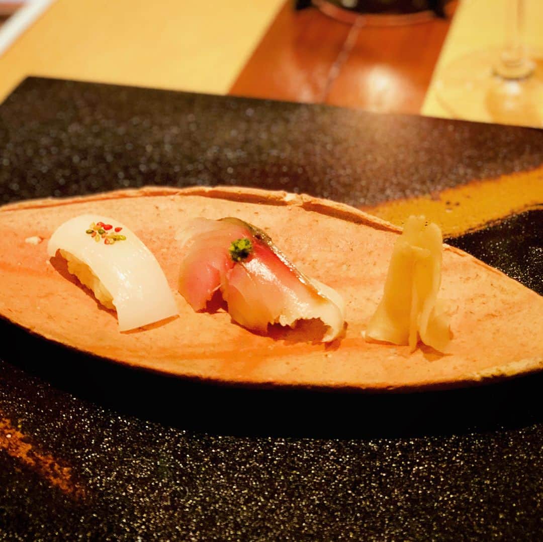 前田紀至子さんのインスタグラム写真 - (前田紀至子Instagram)「今回ザ・リッツ・カールトン京都滞在の一番の目的は、ホテル内の日本食レストラン水暉で一夜だけ行われ ることになった七賢酒蔵×鮨ディナーイベントに参加するため。 そう聞くと何とも贅沢な旅な気がしますが、こちらのお食事はその価値充分な素晴らしいものでした。 水暉の平料理長によるお鮨のコースは、旬の味わいをふんだんに取り入れつつも、センスが光る捻りの技もたっぷり。 例えば、北寄貝にボルディエの海藻バターとトリュフを合わせたり、真魚鰹を今回のコラボディナーの七賢さんの酒麹に漬けてあったりとわくわくする試みが沢山（しかもとびきり美味しい！）で、大変幸せな満腹コース。 七賢さんの日本酒も、余り沢山お酒が飲めない私でもするすると飲めて、お酒を愉しむってこういうことなんだなぁと身をもって体感。 特に写真2枚目の星の輝というスパークリング日本酒が凄く好きな味わい！ 本当に煌めく星空を想わせるような、ロマンティックな可憐さに魅了されたので、これから好きな日本酒を尋ねられたら「星の輝です💫」と答えたいと思っています。 次回のコラボディナーが待ち遠い！ お鮨好きな皆さまも、要チェックだと思います。 #RCMemories#ritzcarltonkyoto #リッツカールトン京都#きしこリッツ#七賢#日本酒#sake#星の輝#ほしのかがやき#前田紀至子世界の旅」9月14日 22時24分 - ki45m