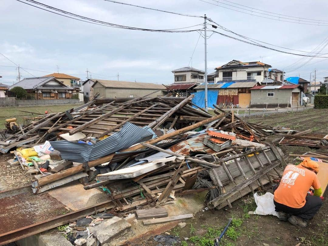 U-tanさんのインスタグラム写真 - (U-tanInstagram)「今日はロコのメンバーと一緒に台風で大きな被害が出た泉南地域へお手伝いにいきました。  まだまだ人手が足りていないという状況でした。  #locofrank #サポウィズ #good4nothing」9月14日 22時40分 - utan_g4n