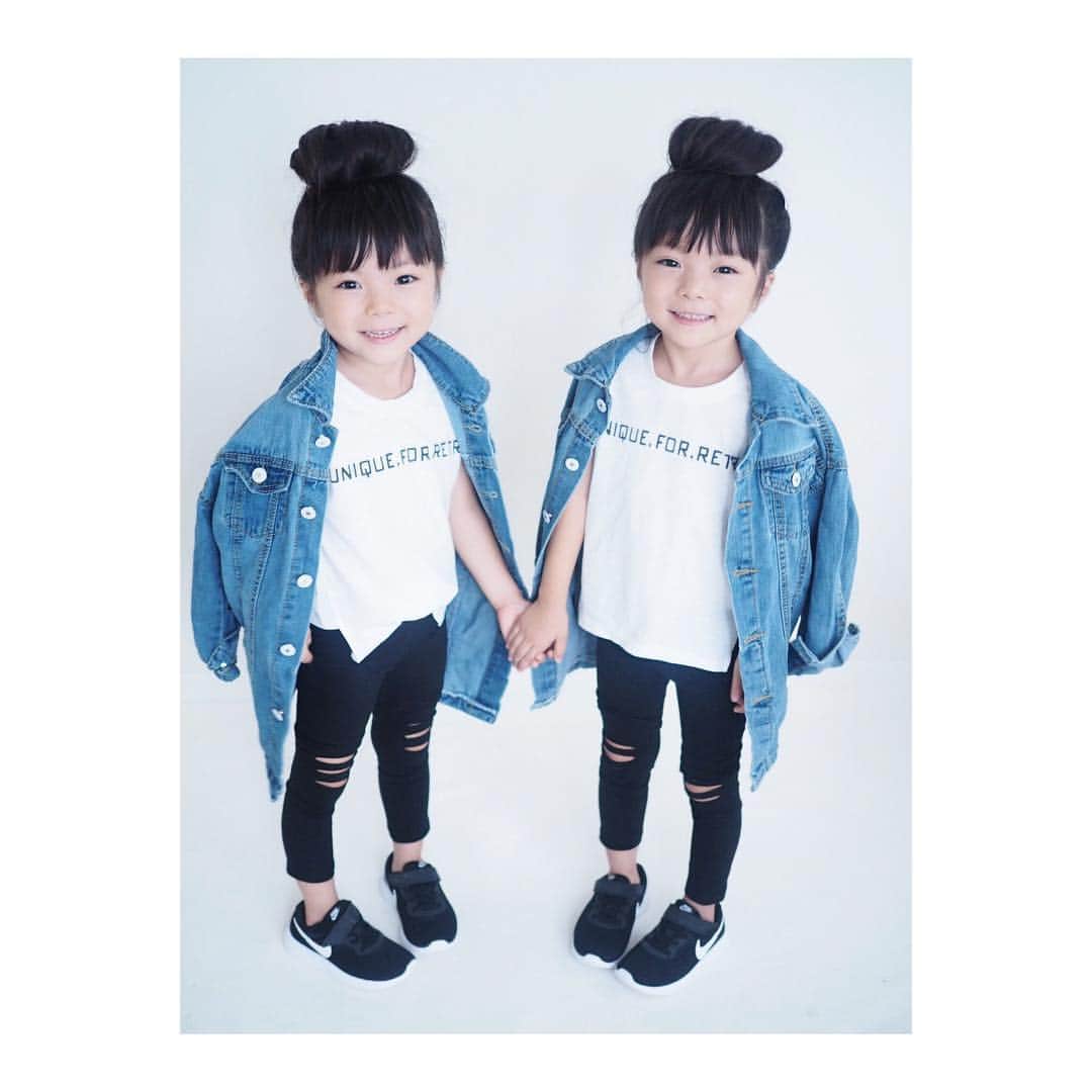 Yukiさんのインスタグラム写真 - (YukiInstagram)「双子ちゃんはたまにお話ししていてシンクロすることはあるけれど 👣が大きくなって靴がサイズアウトになるタイミング まで一緒でちょっとびっくり👀✨✨ * *  まだまだ５歳と思っていても、気づけばあっという間に成長していくのかなー(o^^o)✨✨ tops ⇨  @urbancherry_  denim JK ⇨ @laulea_shop  bottoms ⇨  @smilekids888」9月14日 22時31分 - yukikuu96